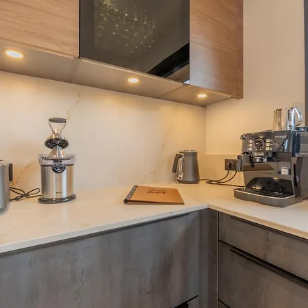 Apy - Grand Neuf Avec Terrasse, 6 En-suite , Wifi, Balcon, Etc Chalet