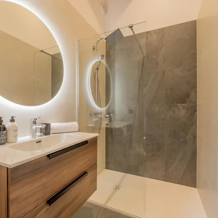 Apy - Grand Neuf Avec Terrasse, 6 En-suite , Wifi, Balcon, Etc *